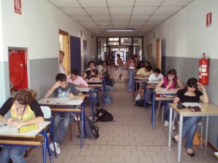 studenti della quinta E del Liceo durante la terza prova 2007