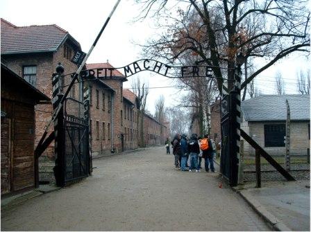 Ingresso nel campo Auschwitz 1 - Cancello con la scritta “Arbeit macht frei” (il lavoro rende liberi)