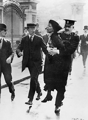 Emmeline Pankhurst viene arrestata dopo aver protestato vicino a Buckingham Palace a Londra il 22 maggio 1907 (o 1914, data incerta).