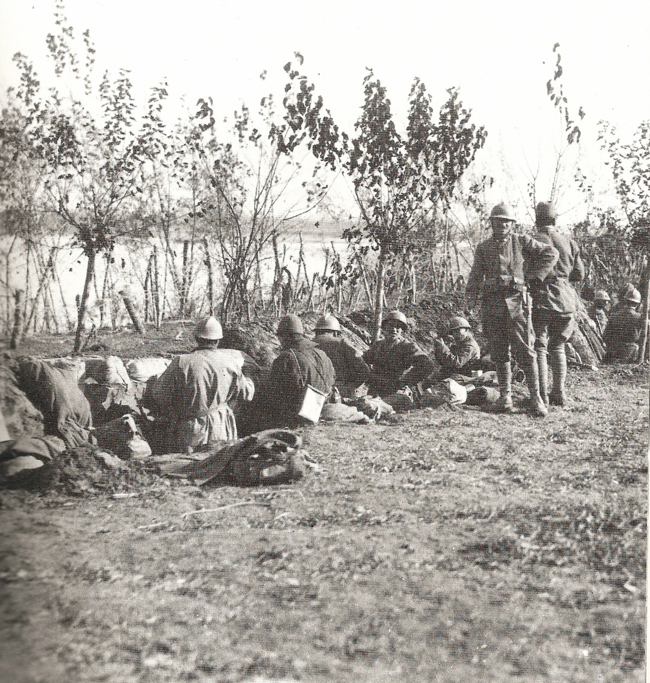 Una delle prime trincee scavate nell'argine destro del Piave nell'ottobre - novembre 1917