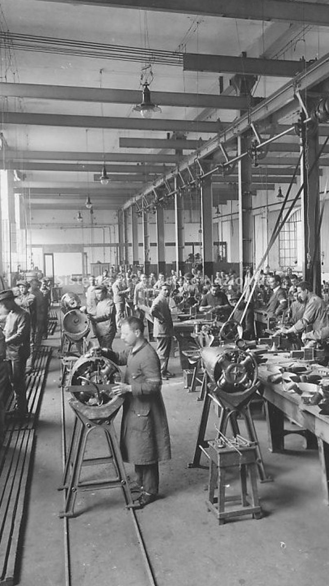 Operai della Breda al lavoro nel reparto di produzione di siluri durante la Prima guerra mondiale, 1915-1918 (Fondazione Isec, fondo Breda)