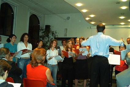 il coro durante un'esibizione alla Cascina Grande di Rozzano