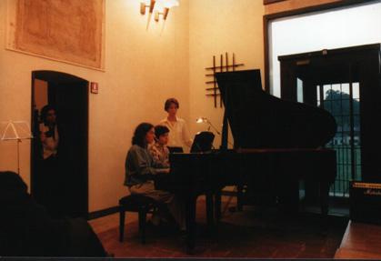 Studenti al pianoforte nella sala del Castello di Tolcinasco