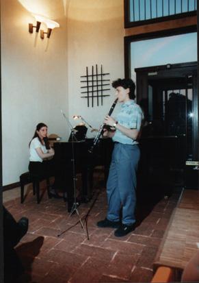 Studenti al flauto ed al pianoforte nel salone del Castello di Tolcinasco