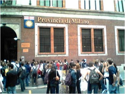 il corteo davanti alla sede della Provincia di Milano