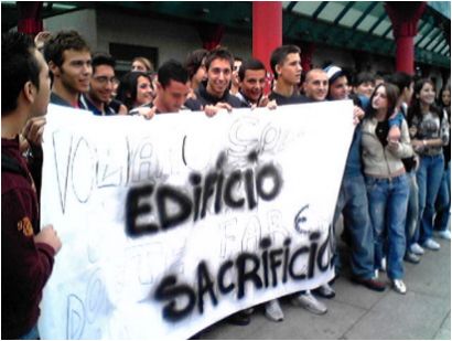 Uno degli striscioni esibiti alla manifestazione