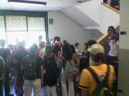 Al suono della campanella (13:15) gli studenti si fiondano fuori da scuola. Foto di Marco Mordini