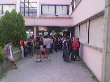 Gli studenti davanti al Calvino alle ore 8.  Foto di Marco Mordini