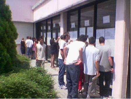 Studenti e genitori mentre leggono i risultati scolastici. Foto di Marco Mordini