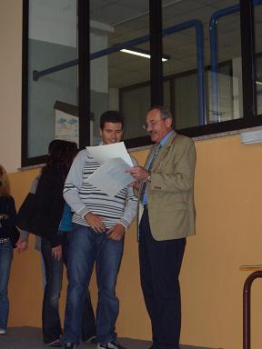 Consegna dei diplomi agli studenti da parte del Preside. Foto di A. Mordini