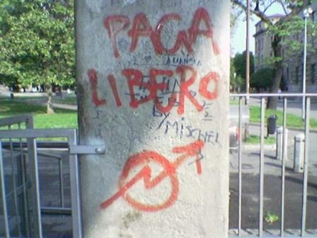 Pilastro con grande scritta in rosso: «Paga libero»