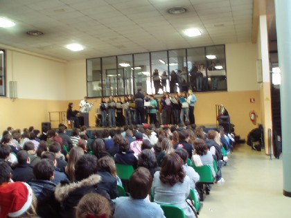 esibizione del coro del Calvino in auditorium