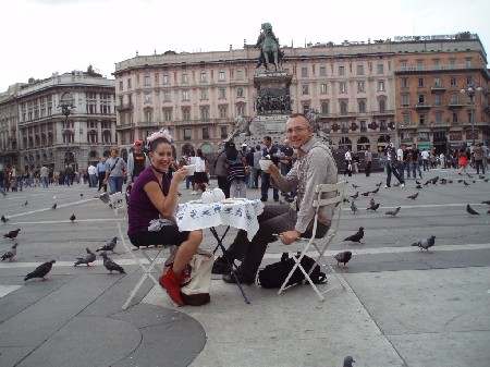 una coppia prende il tè in piazza duomo a Milano