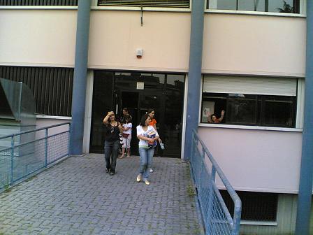 Gli utlimi studenti mentre escono esultanti dalla scuola per la fine degli esami. Foto di Marco Mordini