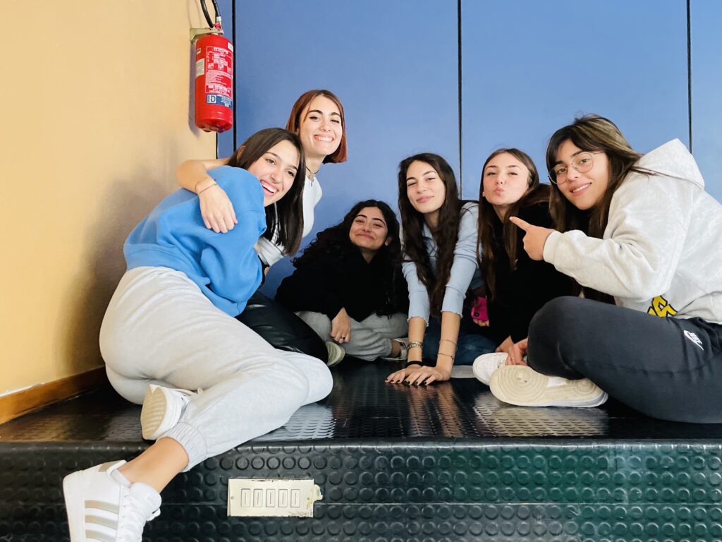 Gruppo di studenti al lavoro in teatro