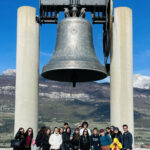 Gruppo sotto la campana della pace in Trentino