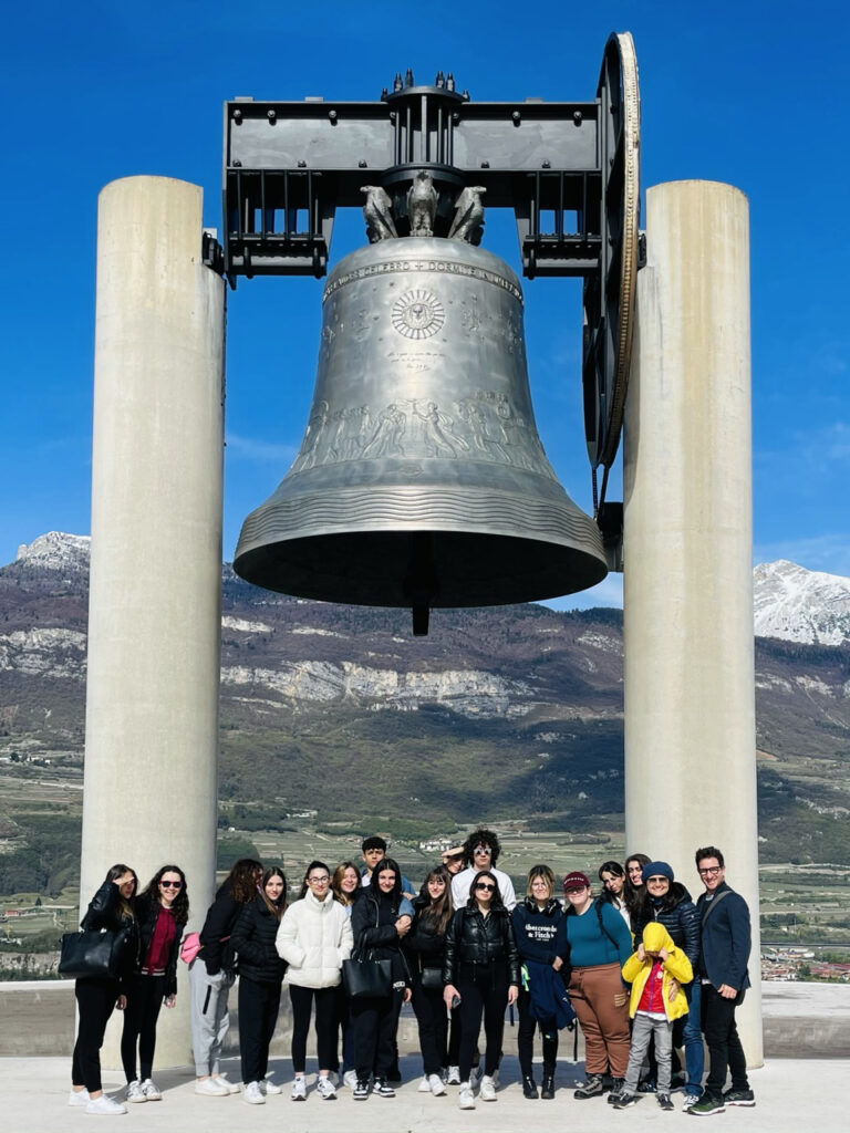 Gruppo sotto la campana della pace in Trentino