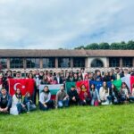 Foto di gruppo in Cascina Grande con gli ospiti del progetto Building Bridges