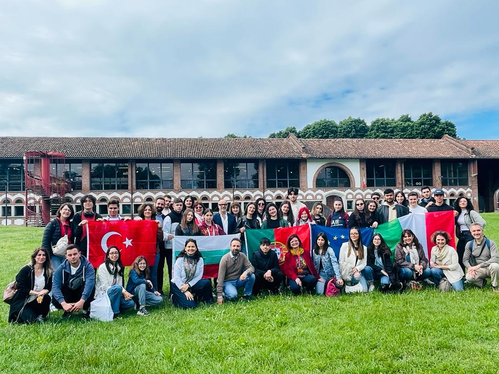 Foto di gruppo in Cascina Grande con gli ospiti del progetto Building Bridges