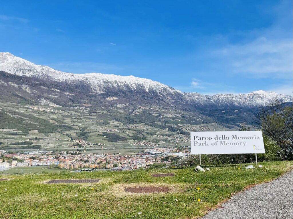 Paesaggio e cartello del parco della memoria
