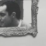 Immagine per il centenario della nascita di Calvino. Si vede l'autore riflesso in uno specchio.