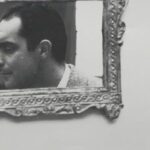Immagine per il centenario della nascita di Calvino. Si vede l'autore riflesso in uno specchio.