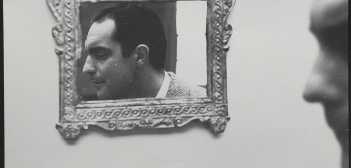 Immagine per il centenario della nascita di Calvino. Si vede l'autore riflesso in uno specchio.