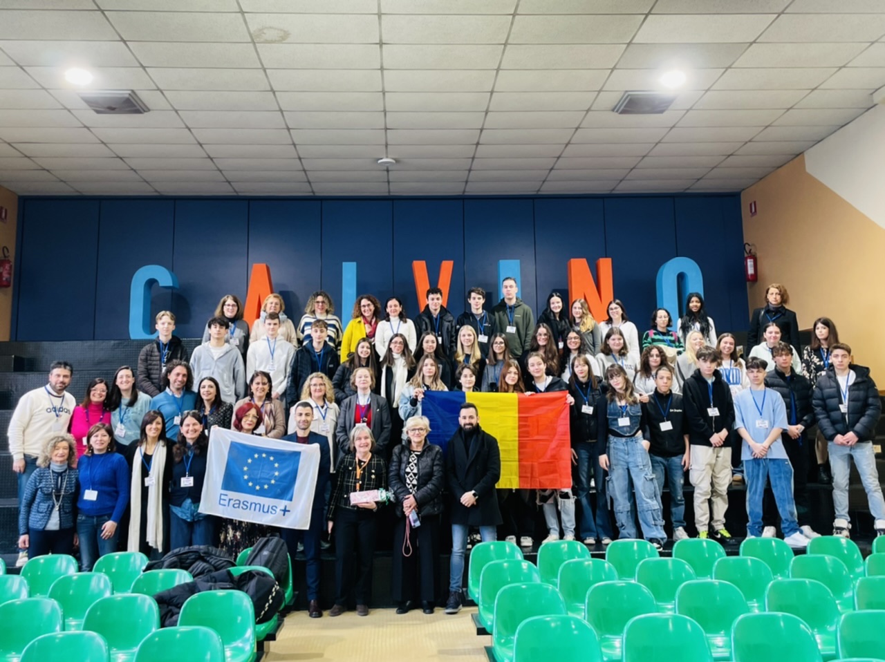 Foto di gruppo in auditorium per le giornate Erasmus progetto eARTh 2024